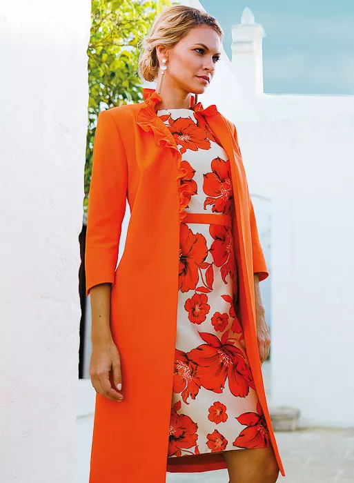 Ensemble mère de mariée avec son manteau orange Linéa Raffaelli