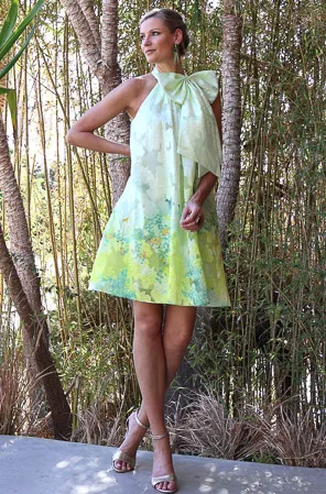 Robe imprimée pastel et fleurie pour un mariage civil