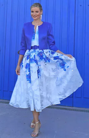 ensemble de cérémonie avec sa robe imprimée et son boléro avec un thème bleu roi